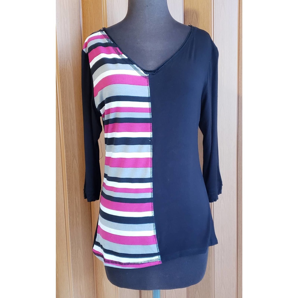 LIV Collection boutique size medium 3/4 sleeve V-neck knit top